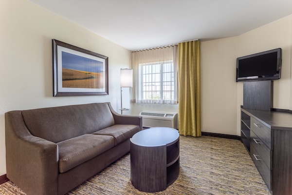 Suite, 1 Bedroom, Accessible (1 Queen, Comm, Roll Shwr) | Hypo-allergenic bedding available, desk, laptop workspace
