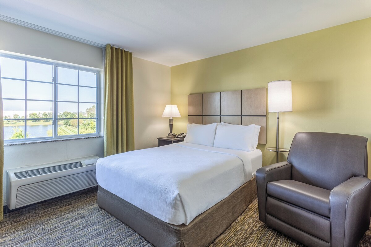 Studio Suite, 1 Queen Bed | Hypo-allergenic bedding, desk, laptop workspace, iron/ironing board