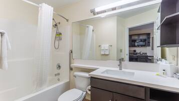 Een bad/douchecombinatie, gratis toiletartikelen, een haardroger