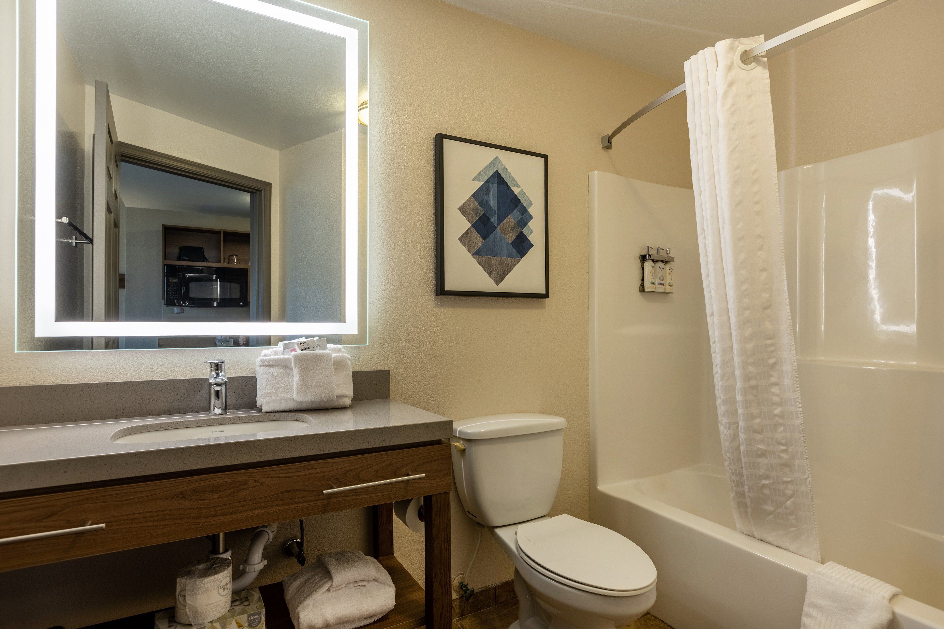 combined shower/bathtub, hydromassage showerhead, free toiletries