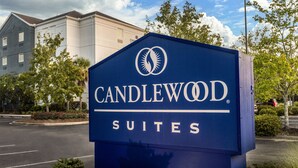 Letrero de Candlewood Suites con un diseño moderno, que muestra un logotipo y el nombre de manera destacada.