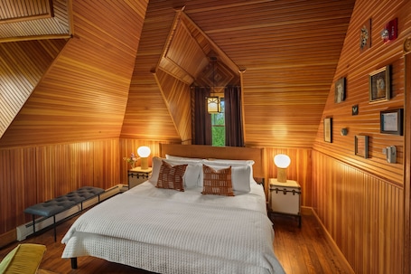 Room, Ensuite (Superior Main Lodge Room) - This unit is not pet friendly | 3 bedrooms, bed sheets