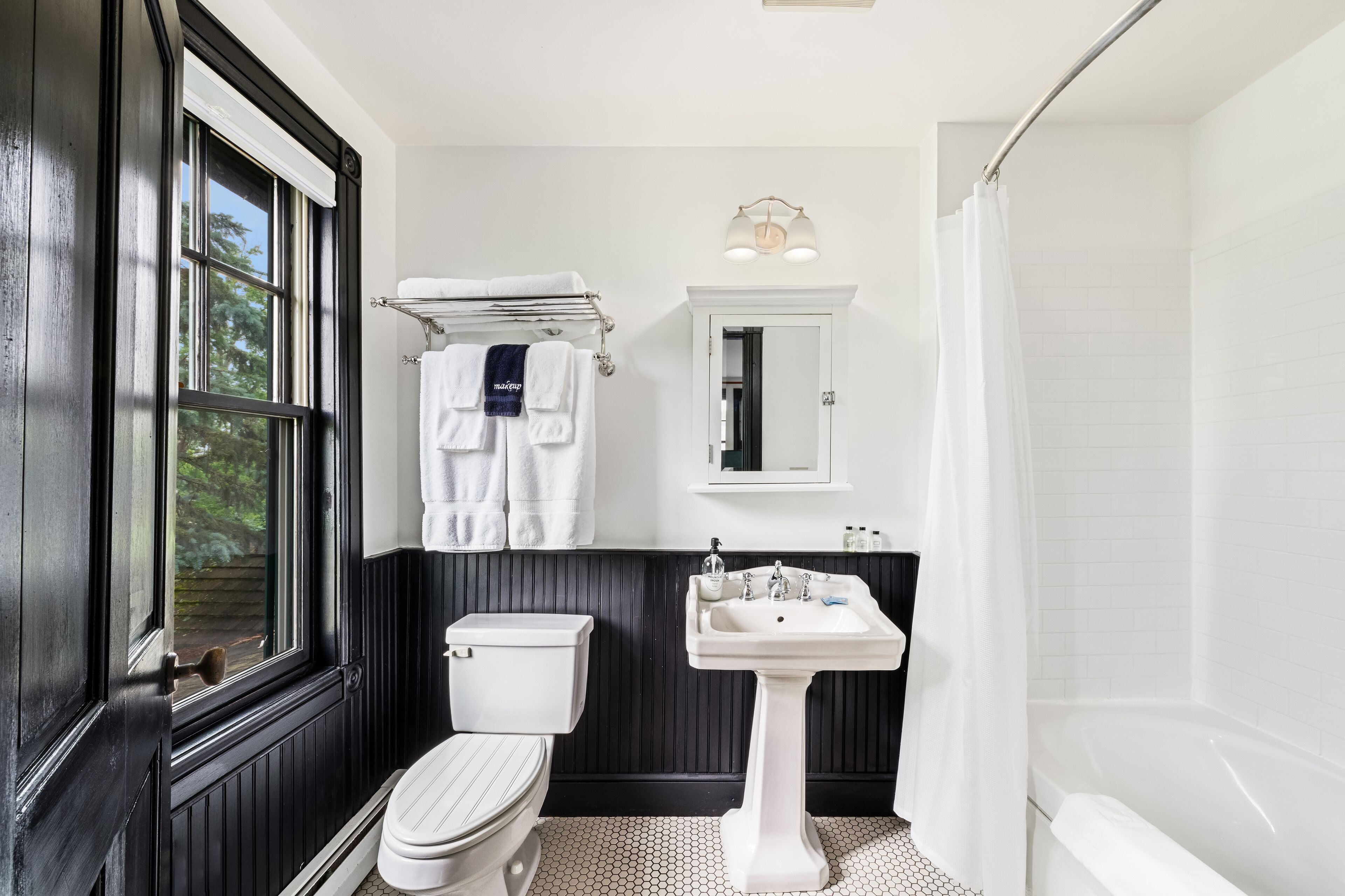 room, ensuite (deluxe main lodge room)  - this unit is not pet friendly | bathroom