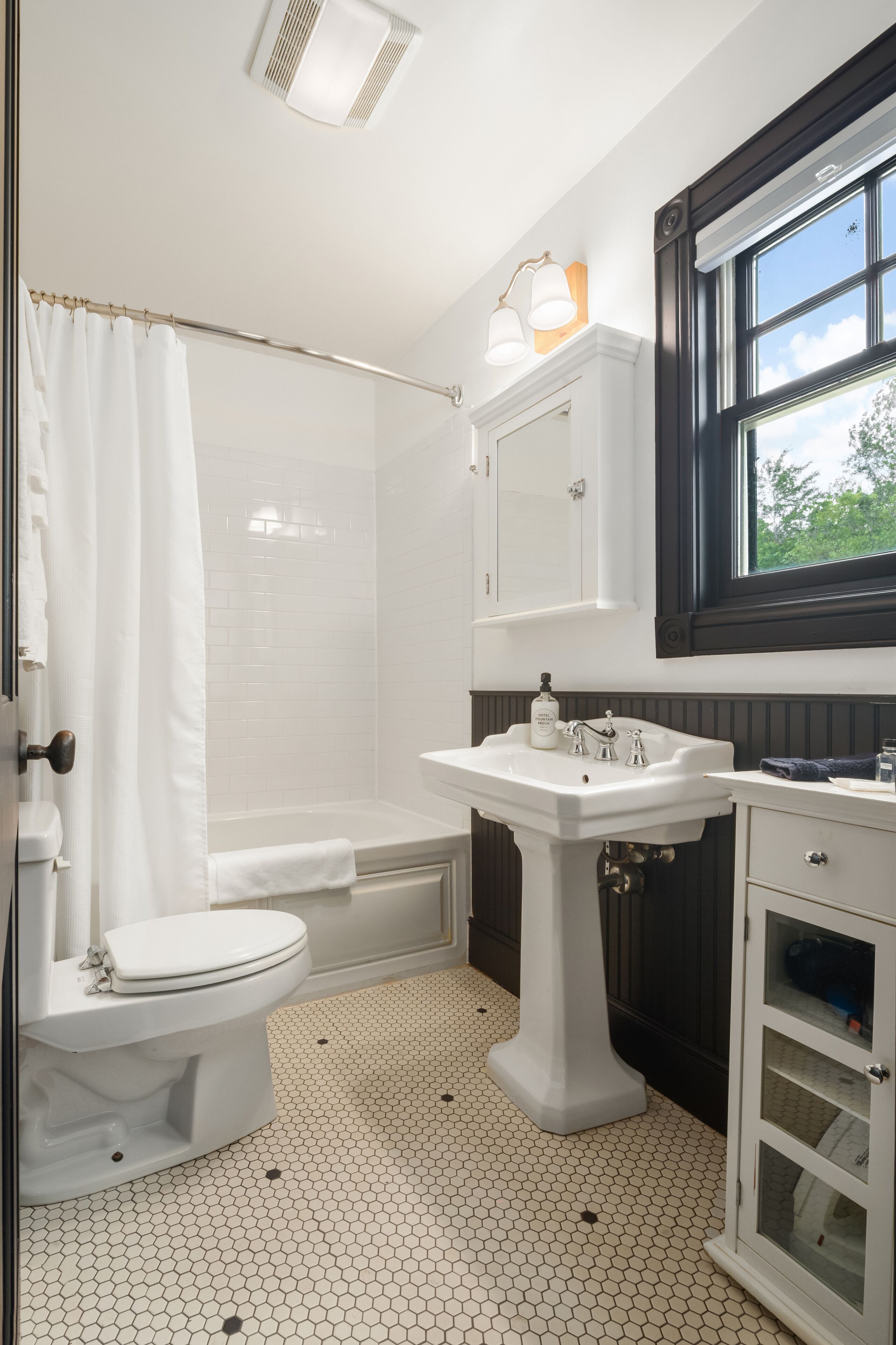 room, ensuite (deluxe east lodge room) | bathroom