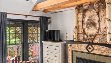 Room, Ensuite (Deluxe East Lodge Room) | Premium bedding, bed sheets