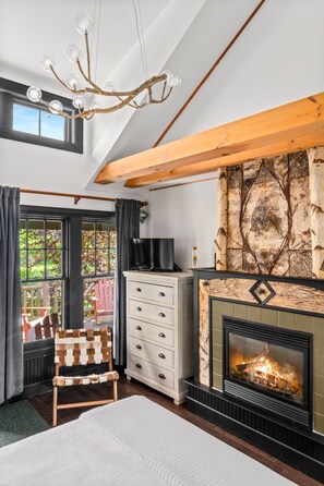 Room, Ensuite (Deluxe East Lodge Room) | Premium bedding, bed sheets