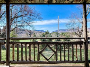 Huisje, en-suite badkamer (Private Cabin w/ Pullout) | Uitzicht vanaf balkon