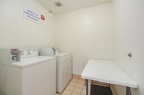 Laundry room - Motel 6 Dallas - Irving DFW Airport South (Irving)