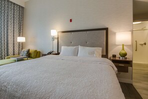 Sängtillbehör av högsta kvalitet och värdeförvaringsskåp på rummet