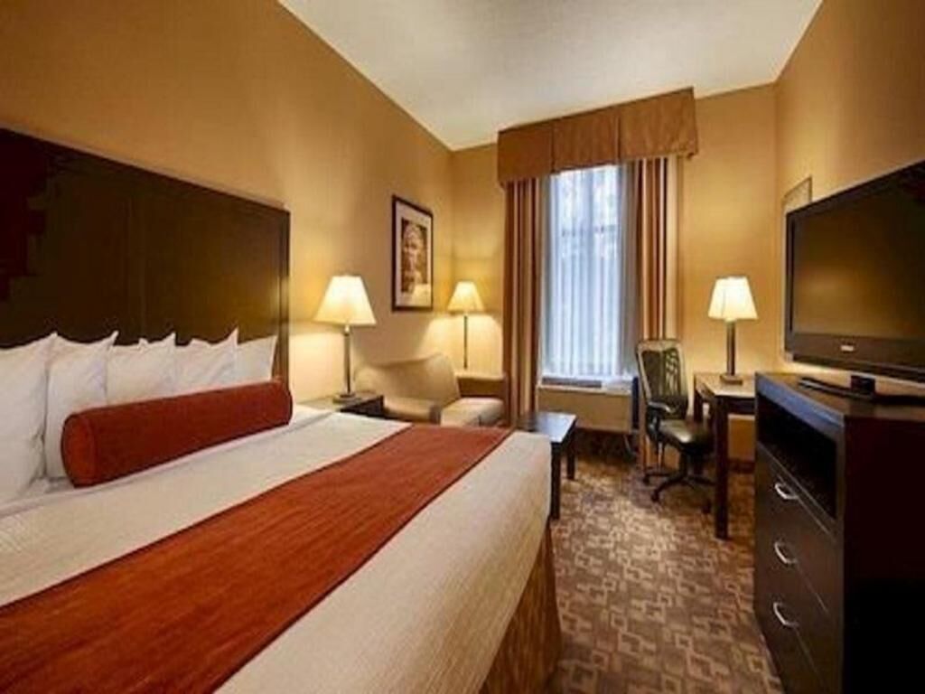 Premium bedding, in-room safe, individually furnished, desk