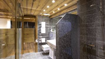 Junior-Suite | Badezimmer | Dusche, kostenlose Toilettenartikel, Haartrockner, Handtücher