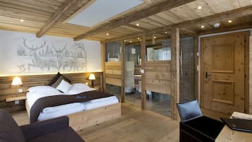 Deluxe tweepersoonskamer | Een kluis op de kamer, een bureau, een laptopwerkplek