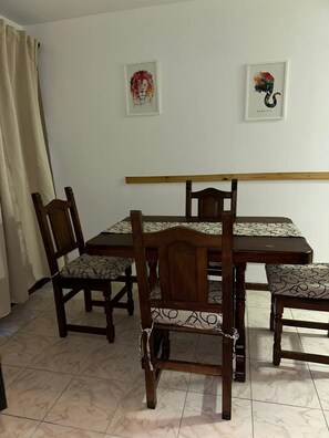 Standard Double Room, 1 Queen Bed | Living area | 32-inch Smart TV with satellite channels - Apart Hotel Libertador (El Calafate)