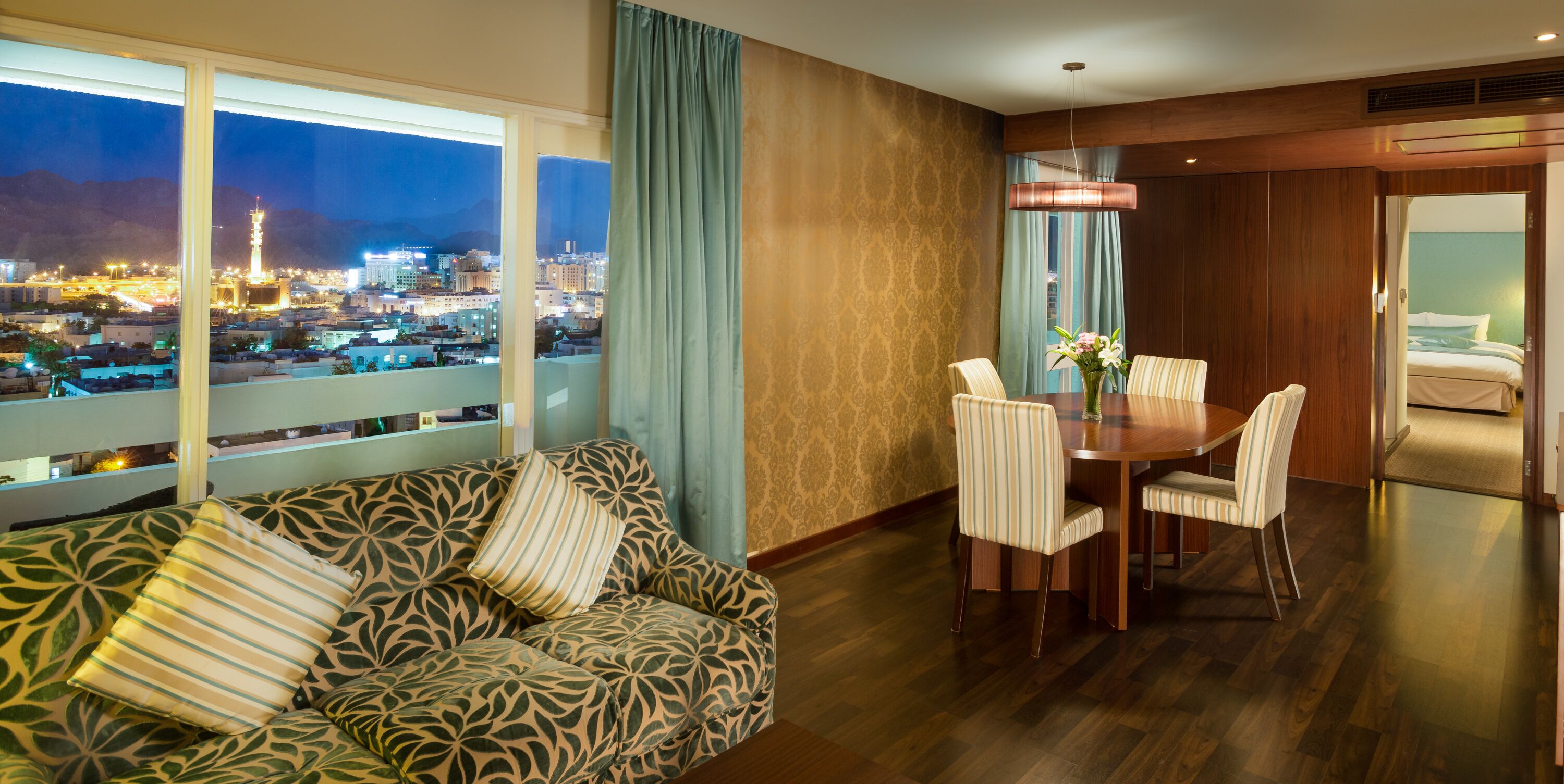 Ropa de cama de alta calidad y minibar 