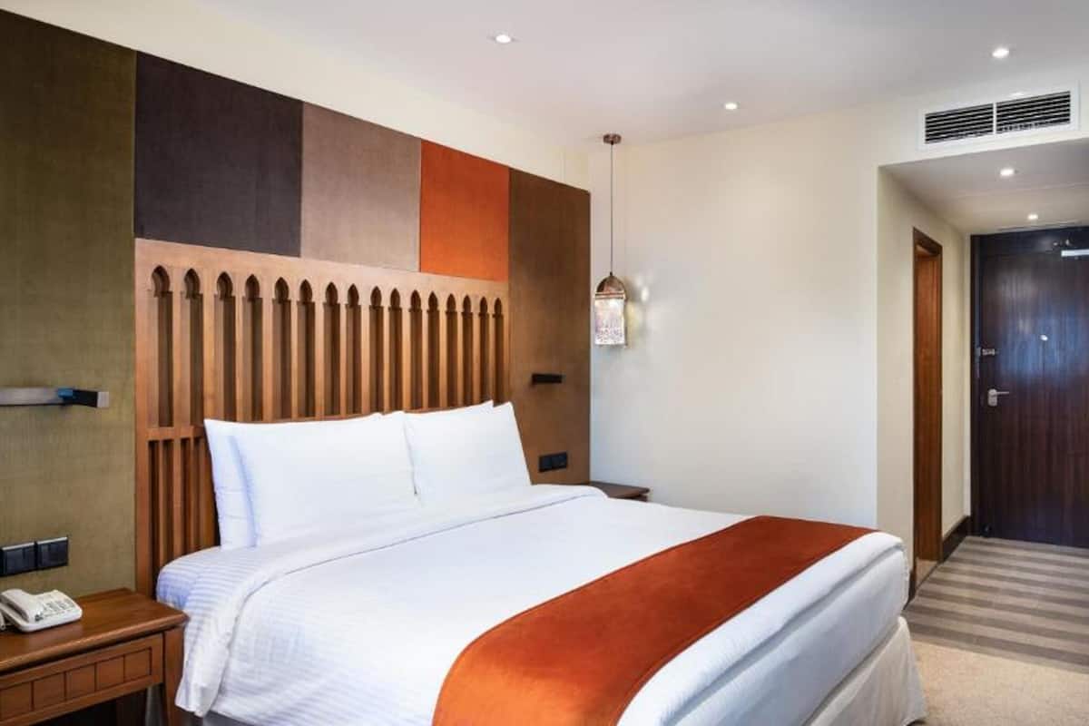 Minibar, caja de seguridad en la habitación y escritorio