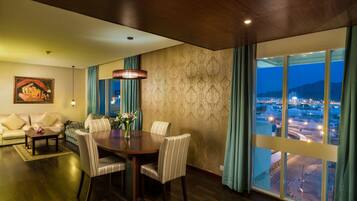 Suite Room | Oppholdsområde | LCD-TV, DVD-spiller og filmkjøp