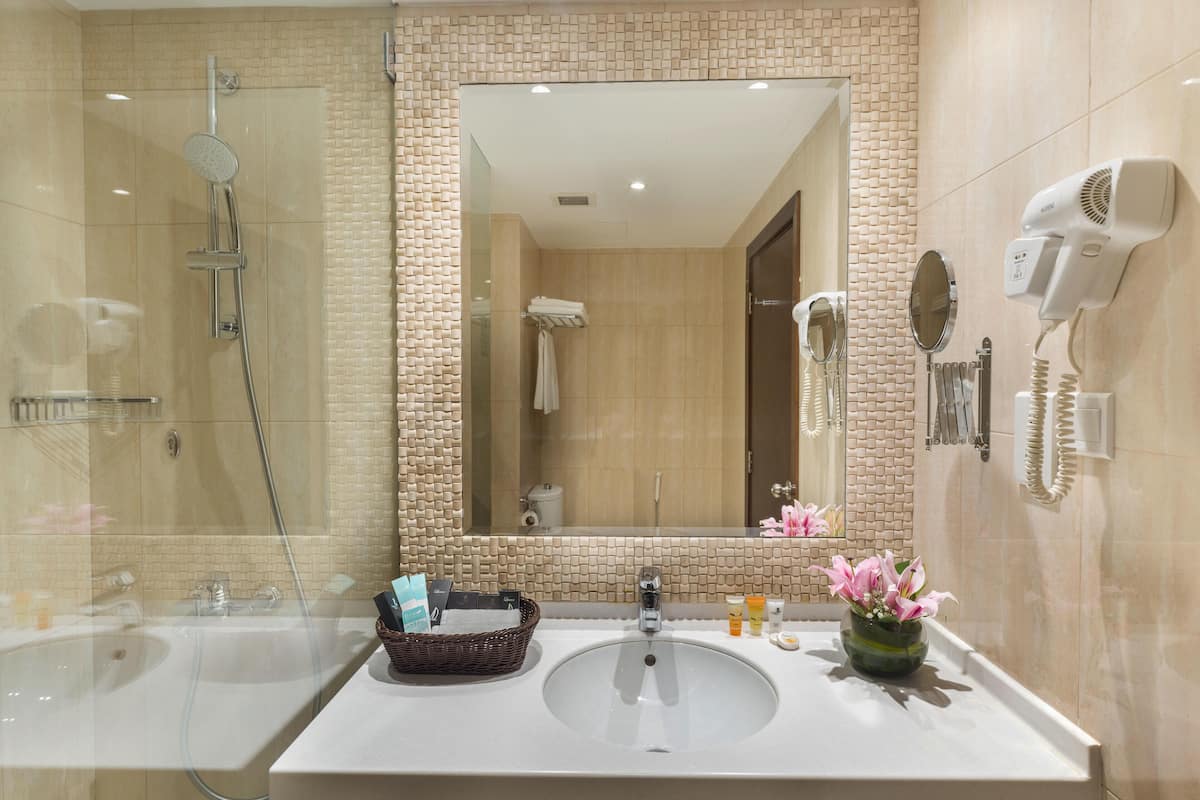 تجهيزات دش، مستلزمات مجانية للعناية الشخصية، مجففات شعر، خف للقدمين