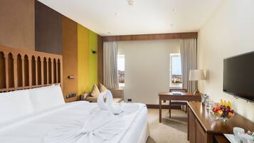 Minibar, safe på rommet, skrivebord og lydisolert