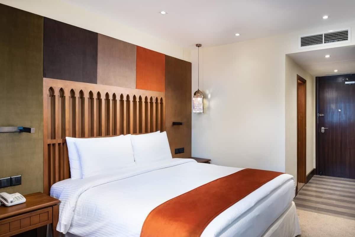 Ropa de cama de alta calidad, minibar, caja fuerte y escritorio
