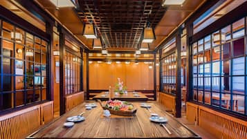 2 restaurantes, se sirven desayunos, comidas y cocina internacional