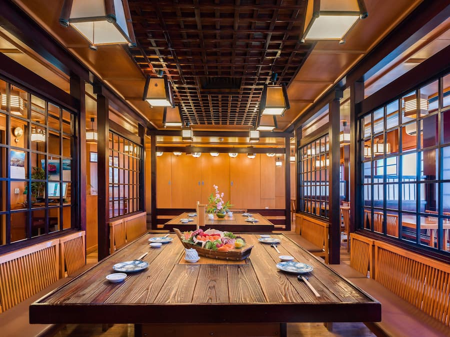 2 restaurants, breakfast, lunch, dinner served; international cuisine