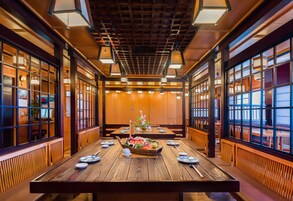 2 间餐厅，供应早餐、午餐和晚餐，国际美食