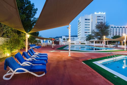 Piscina a l'aire lliure i gandules