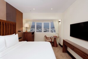 Minibar, in-room safe, desk, soundproofing - Al Falaj Hotel (Muscat)