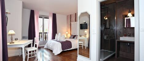 Un dormitorio con cama, mesita de noche, lámpara y un escritorio con silla.