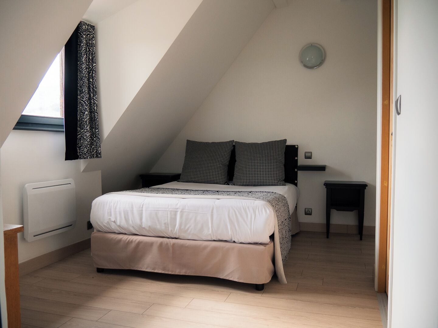 prestige suite with vineyard view | premium bedding, blackout curtains, free wifi, bed sheets