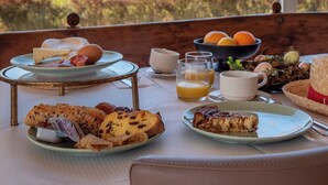 Daily buffet breakfast for a fee - The Originals Relais, Le Verger des Châteaux (Dieffenthal)