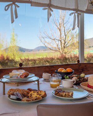 Petit déjeuner buffet (15 EUR par personne)