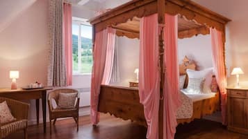 Suite for 2 to 4 people with vineyard view | Iron/ironing board, free cots/infant beds, free WiFi, bed sheets