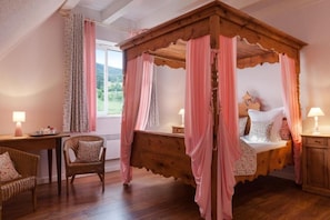 Suite for 2 to 4 people with vineyard view | Iron/ironing board, free cribs/infant beds, free WiFi, bed sheets - The Originals Relais, Le Verger des Châteaux (Dieffenthal)