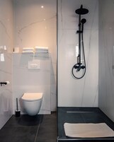 Produtos de toalete biodegradáveis, secador de cabelo, toalhas de banho