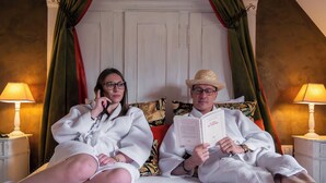 A bed with a white headboard, green curtains, and two bedside lamps. - The Originals Relais, Le Verger des Châteaux (Dieffenthal)