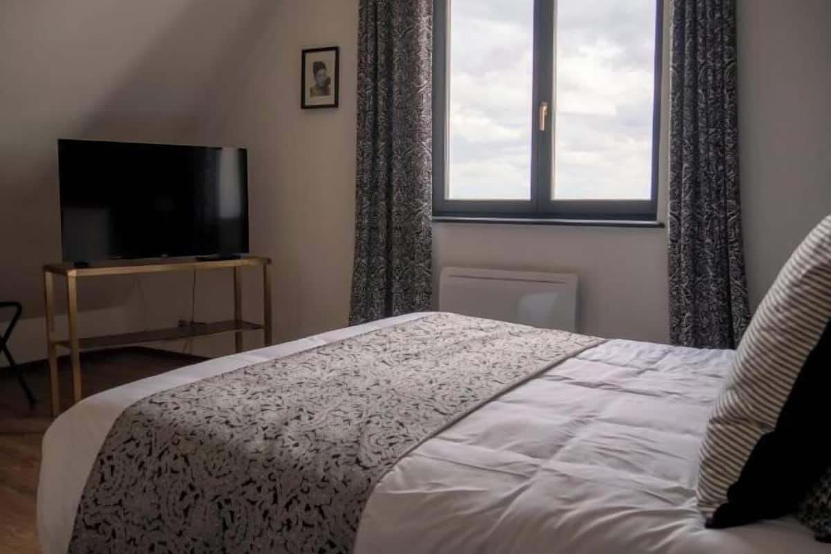 Premium bedding, blackout curtains, free WiFi, bed sheets