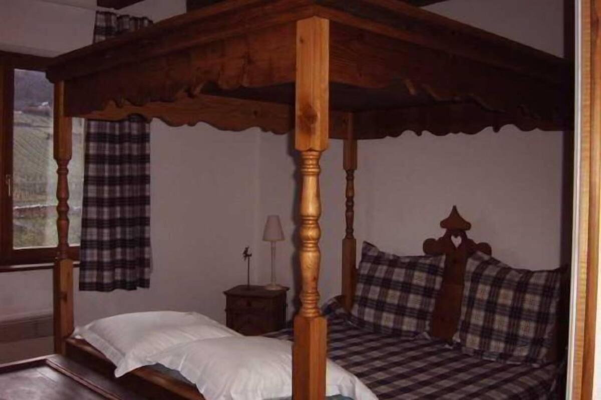 Ropa de cama de alta calidad, cortinas opacas, wifi gratis