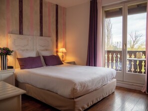 Premium bedding, blackout drapes, free WiFi, bed sheets - The Originals Relais, Le Verger des Châteaux (Dieffenthal)