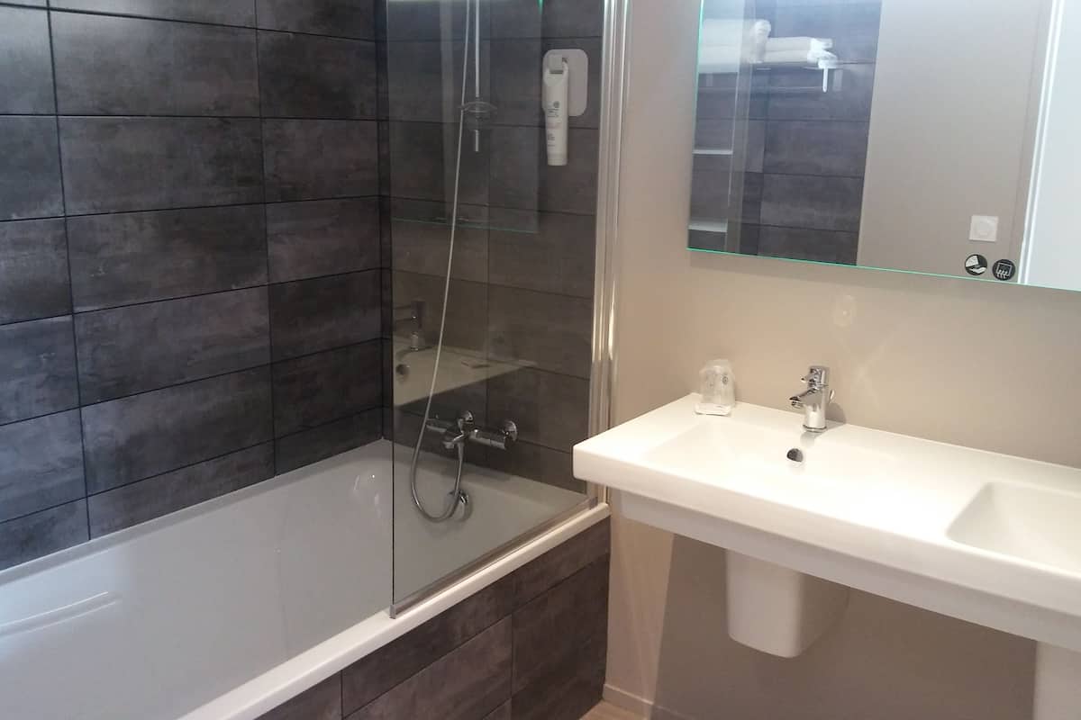 apartment | bathroom | shower, free toiletries, hair dryer, towels