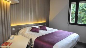 Luxe beddengoed, een bureau, een laptopwerkplek