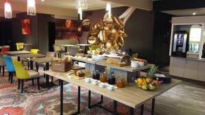Un buffet de petit-déjeuner proposant une variété d’aliments et une machine à café.