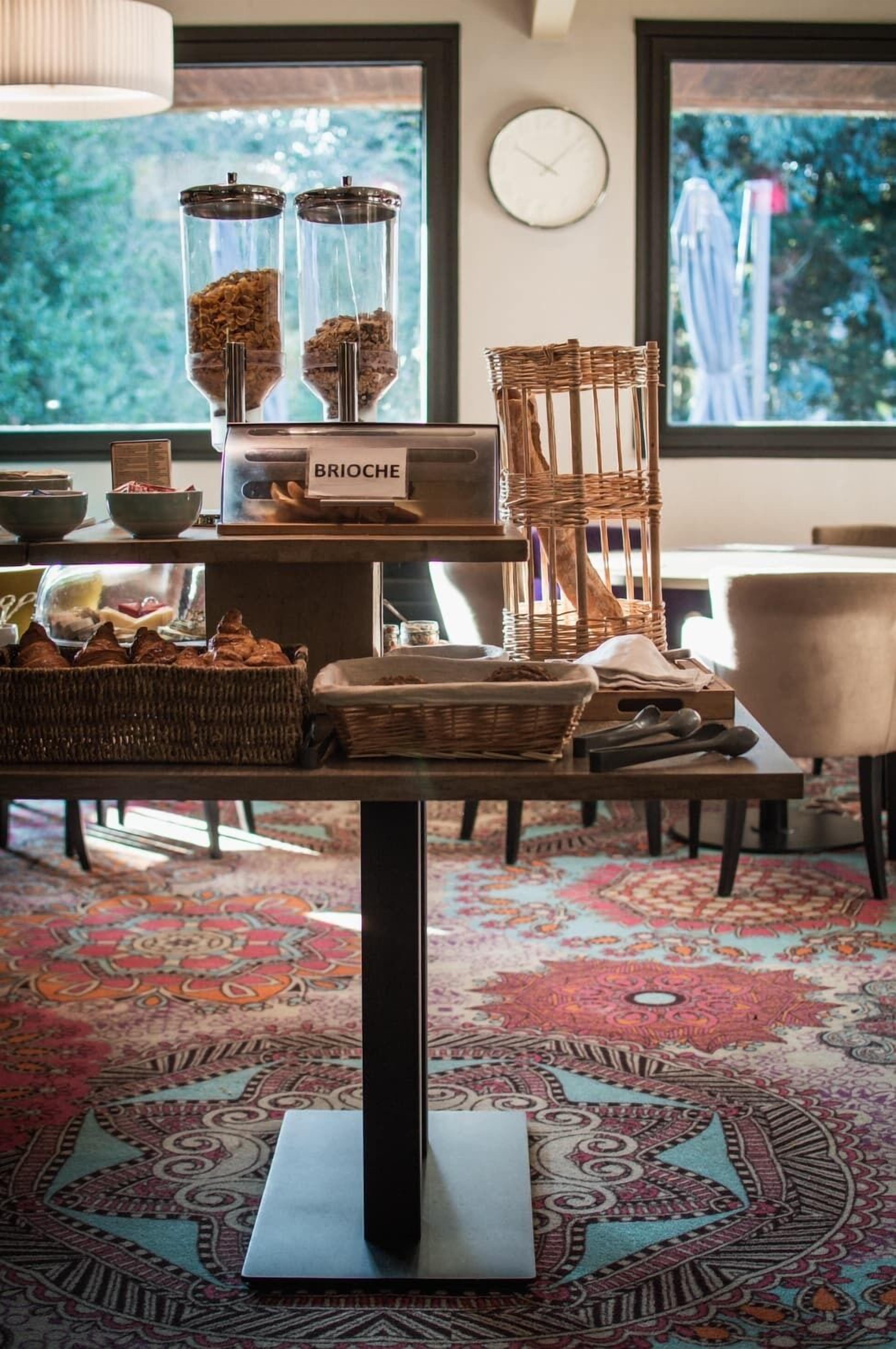 Buffet breakfast on weekdays (EUR 12.5 per person)