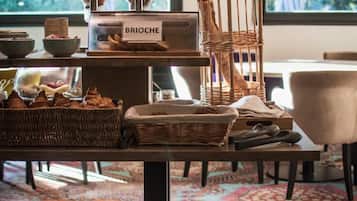 Petit déjeuner buffet servi en semaine (12.5 EUR par personne)