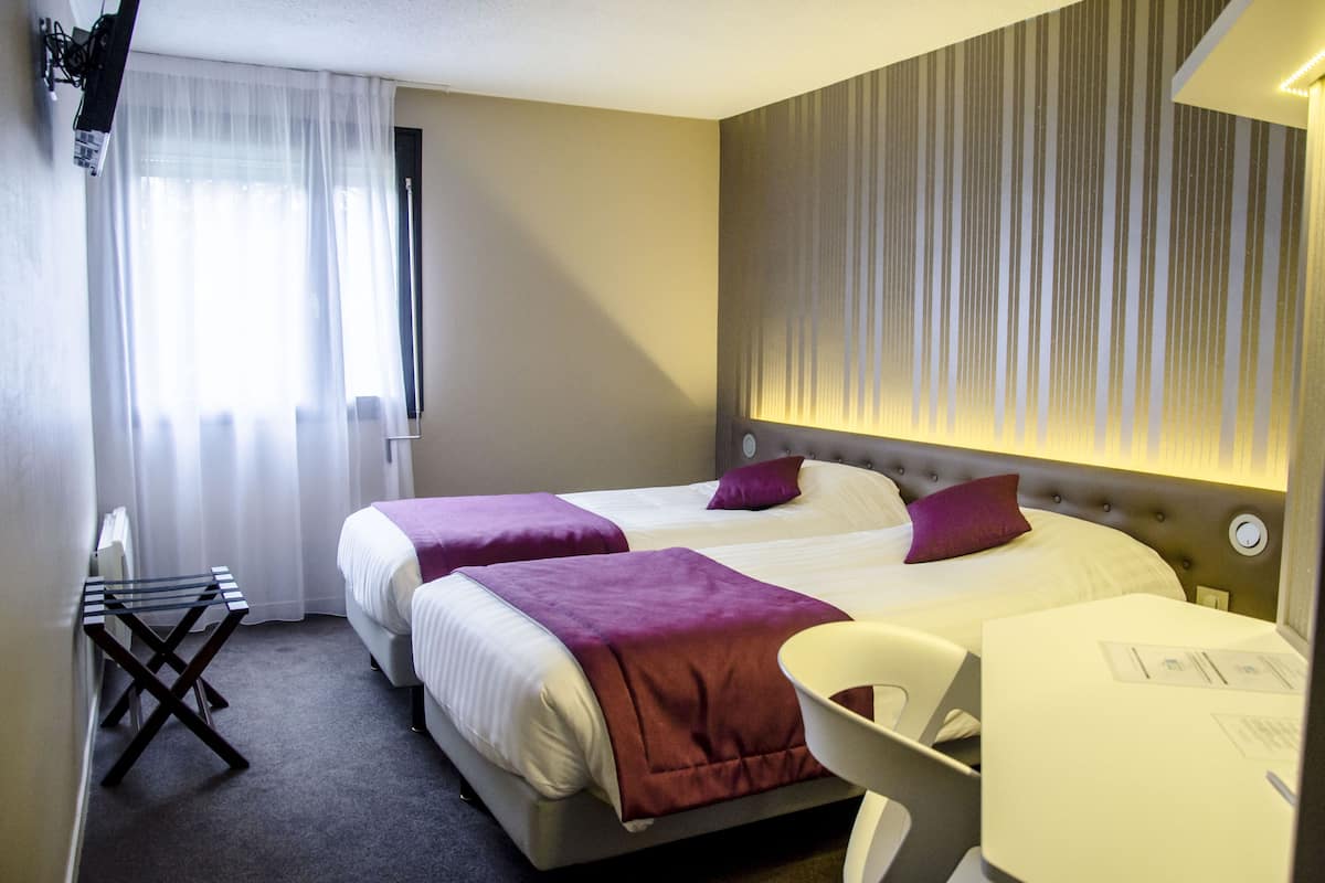 1 bedroom, premium bedding, desk, blackout curtains