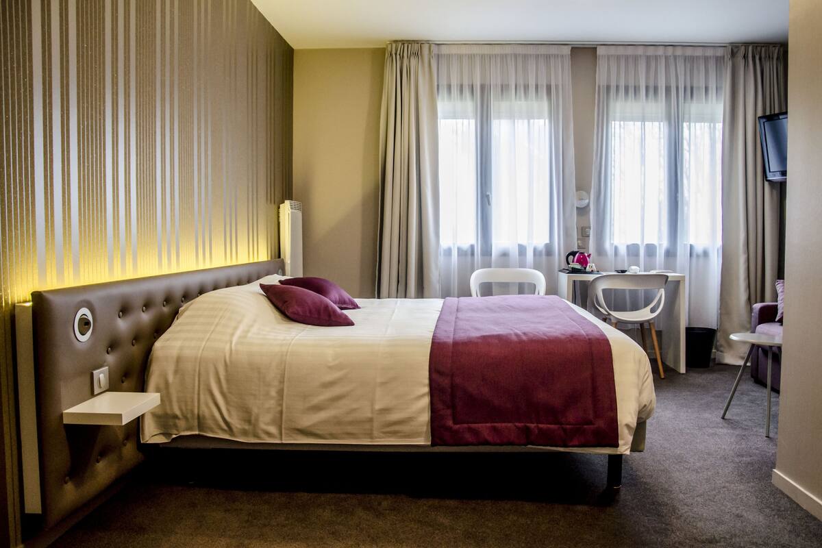 Premium tweepersoonskamer | Luxe beddengoed, een bureau, verduisterende gordijnen