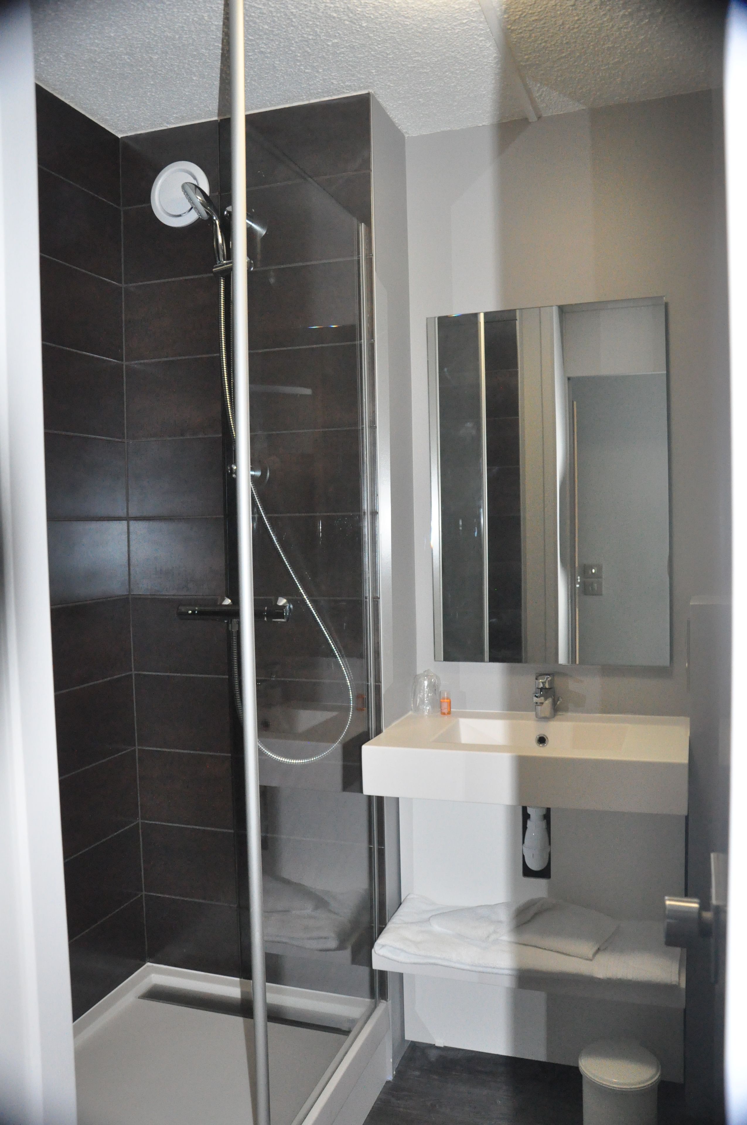 double room (avec terrasse) | bathroom | shower, free toiletries, hair dryer, towels