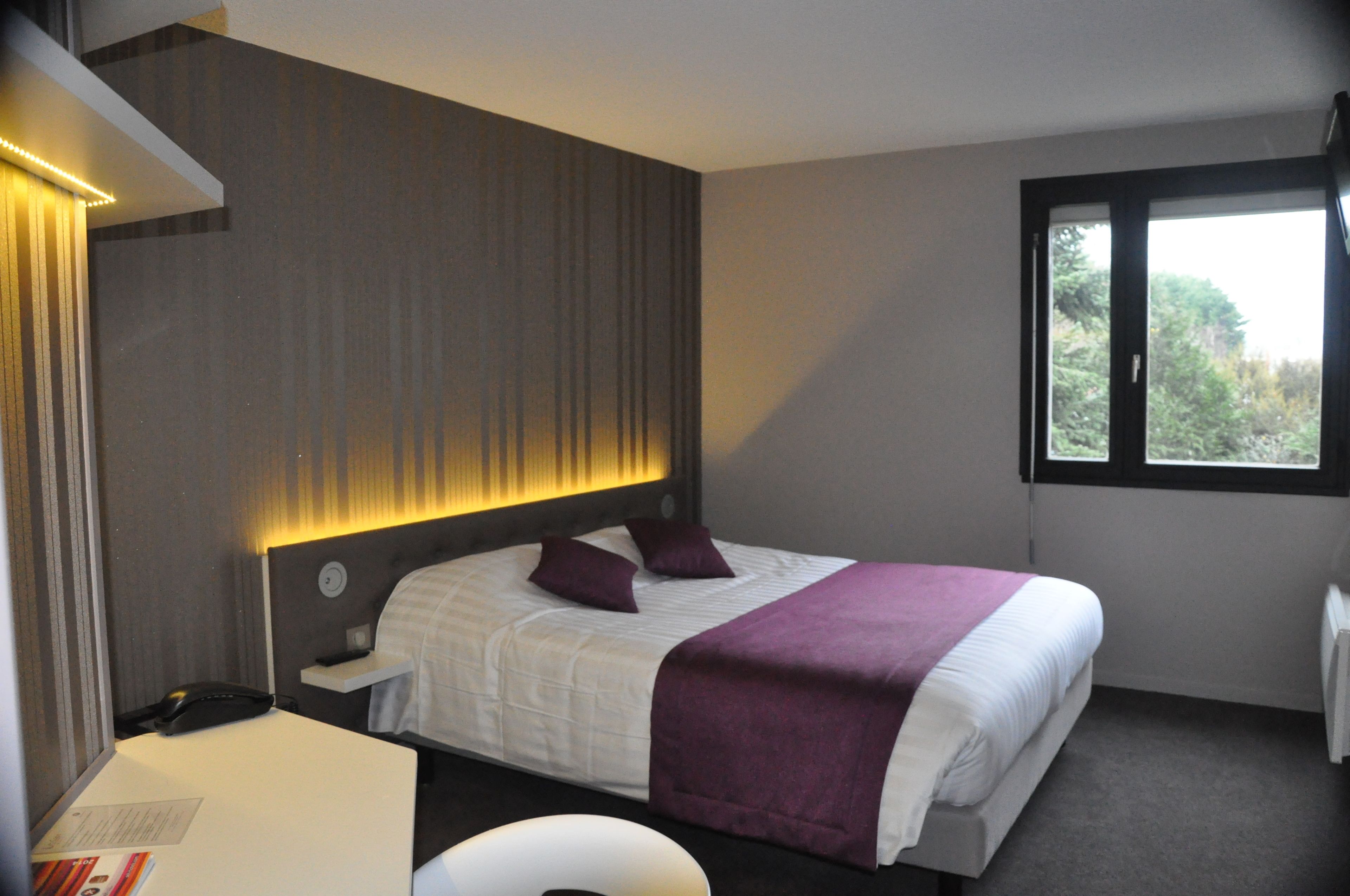 Chambre Double Confort | Literie de qualité supérieure, bureau, rideaux occultants