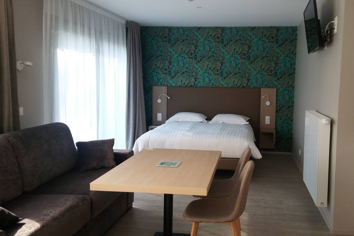 Luxe beddengoed, een bureau, verduisterende gordijnen