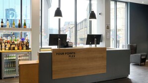 Zona de bar con mostrador de madera identificado como 